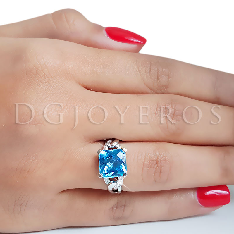 Anillo de topacio azul con diamantes en oro blanco 14kt.
