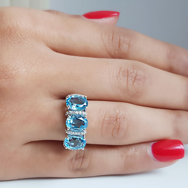 Anillo de topacio azul con diamantes en oro blanco 14k