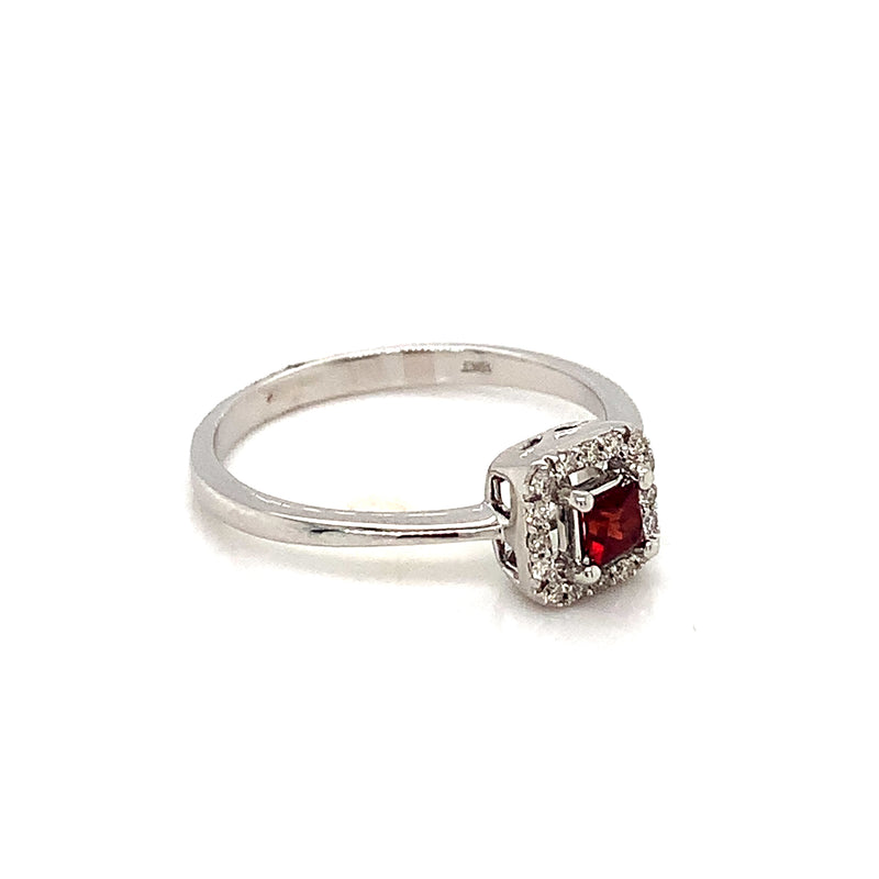 Anillo de granate con diamantes en oro blanco 10kt.