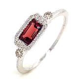 Anillo de granate con diamantes en oro blanco 10kt.
