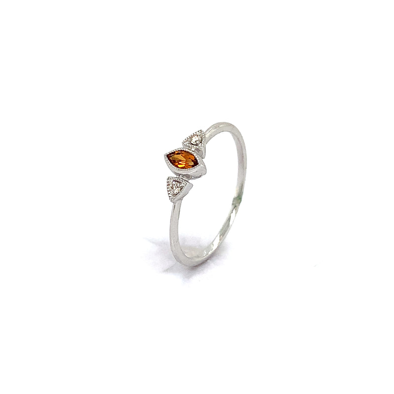 Anillo de citrino con diamantes en oro blanco 10kt.