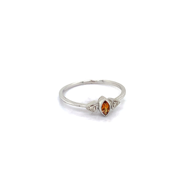 Anillo de citrino con diamantes en oro blanco 10kt.