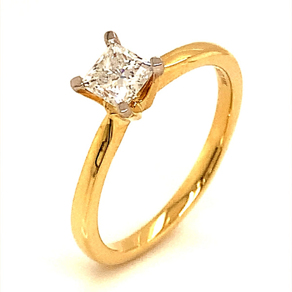 (LD)  Anillo con diamante de laboratorio en oro amarillo 14kt.