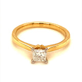 (LD)  Anillo con diamante de laboratorio en oro amarillo 14kt.
