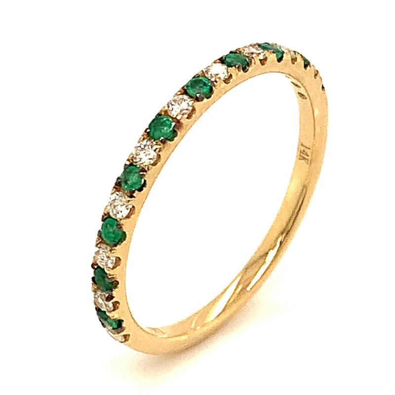 Anillo de esmeraldas con diamantes en oro amarillo 14kt.