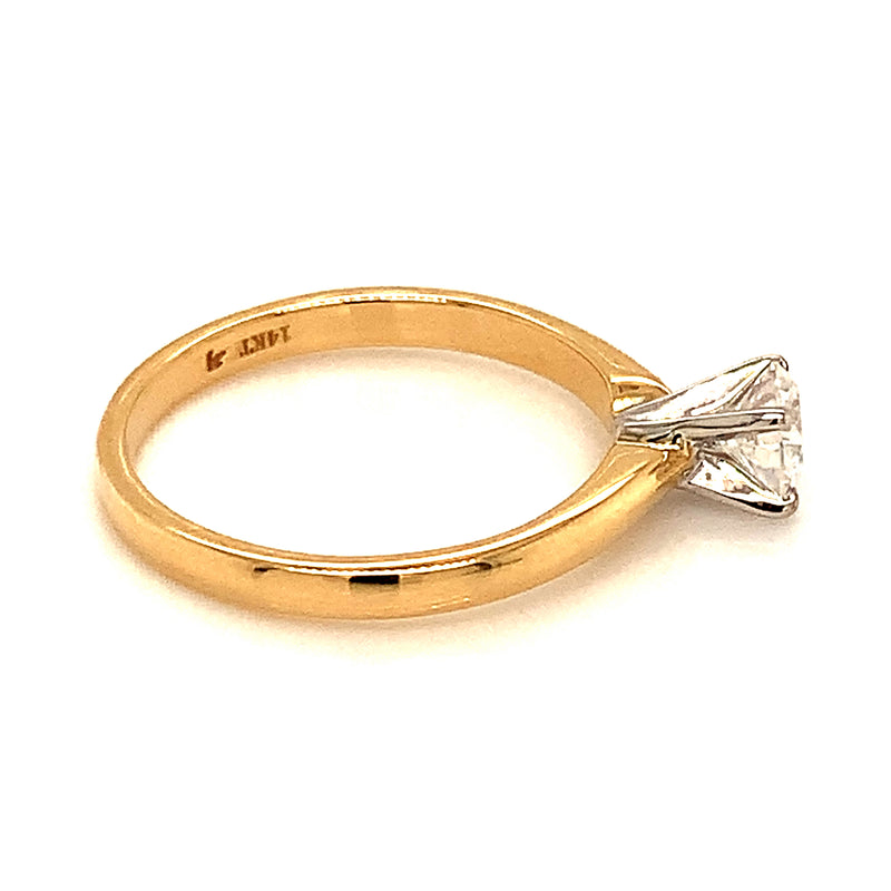 (LD) Anillo con diamante de laboratorio en oro amarillo 14kt.