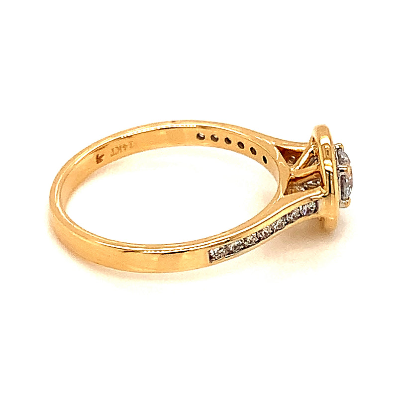 (LD) Anillo con diamantes de laboratorio en oro amarillo 14kt.