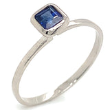Anillo de zafiro en oro blanco 14k
