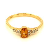 Anillo de citrino con diamante en oro amarillo 10kt.