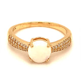 Anillo de ópalo con diamantes en oro amarillo 14kt.