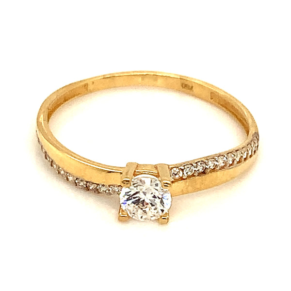 Anillo con circones en oro amarillo 18k