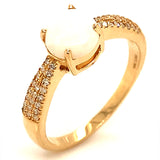 Anillo de ópalo con diamantes en oro amarillo 14kt.