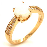 Anillo de ópalo con diamantes en oro amarillo 14kt.