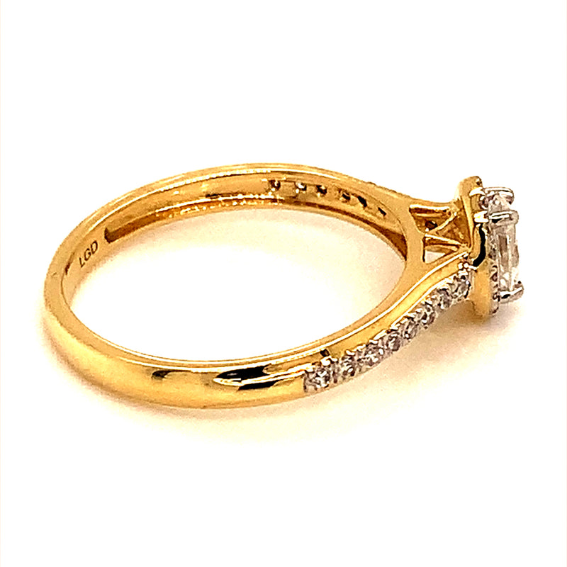 (LD)  Anillo con diamante de laboratorio en oro amarillo 14kt.