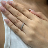 (LD) Banda con diamantes de laboratorio en oro blanco 14KT