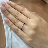 (LD) Banda con diamantes de laboratorio  en oro blanco 14kt. D-0.20CTS.
