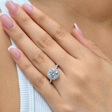 (LD)  Anillo con diamantes de laboratorio en oro amarillo 14kt.