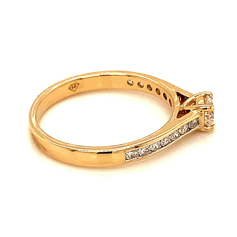 (LD) Anillo con diamantes de laboratorio en oro amarillo 14kt. - DGjoyeros
