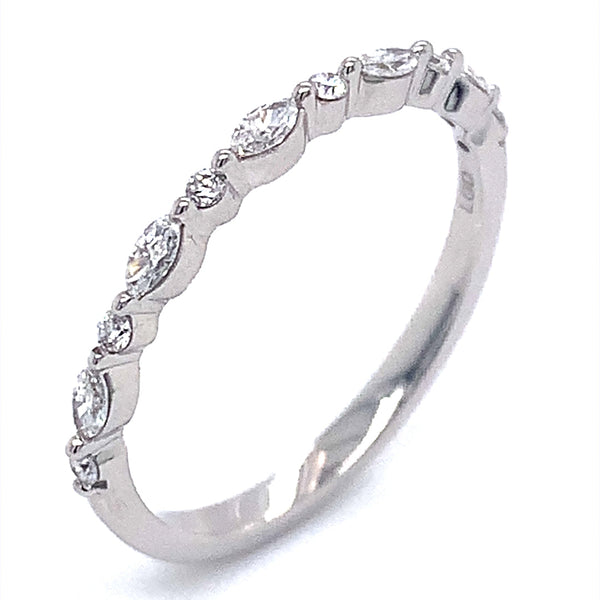 (LD) Banda con diamantes de laboratorio  en oro blanco 14kt. - DGjoyeros