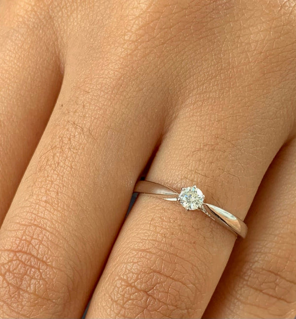 (MIA) Anillo con diamante en oro blanco 18kt. - DGjoyeros