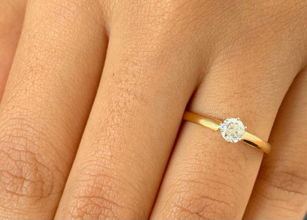 (MIA) Anillo con diamante en oro dos tonos 18kt.  ANTES: $995.00 - DGjoyeros