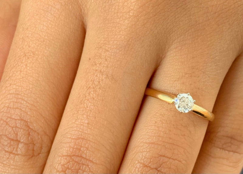 (MIA) Anillo con diamante en oro dos tonos 18kt.  ANTES: $995.00 - DGjoyeros