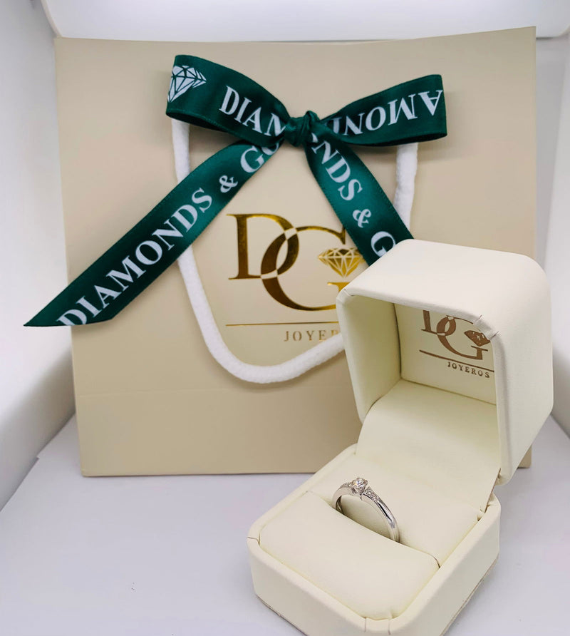 (MIA) Anillo con diamantes en oro blanco 18kt. - DGjoyeros