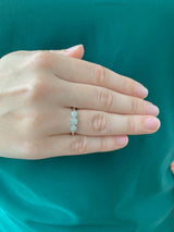 (SOFIA) Anillo (3 flores) con diamantes en oro blanco 10k - DGjoyeros