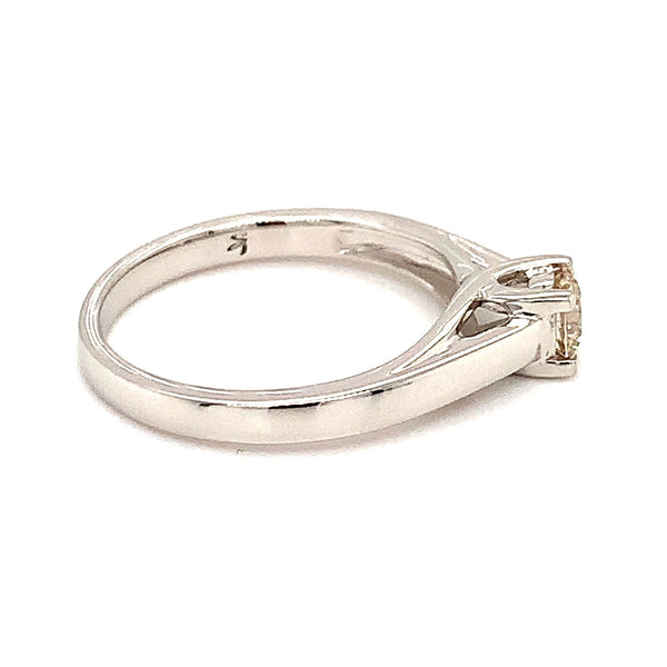 (SOFIA) Anillo con diamante en oro blanco 10kt. - DGjoyeros