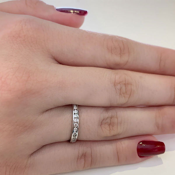 (SOFIA) Banda con diamantes en oro blanco 10k - DGjoyeros