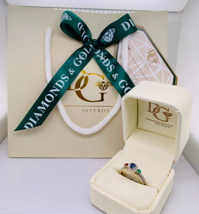 (SOFIA) Set de anillos con diamantes, zafiro, rubí y esmeralda en oro amarillo 10kt. - DGjoyeros