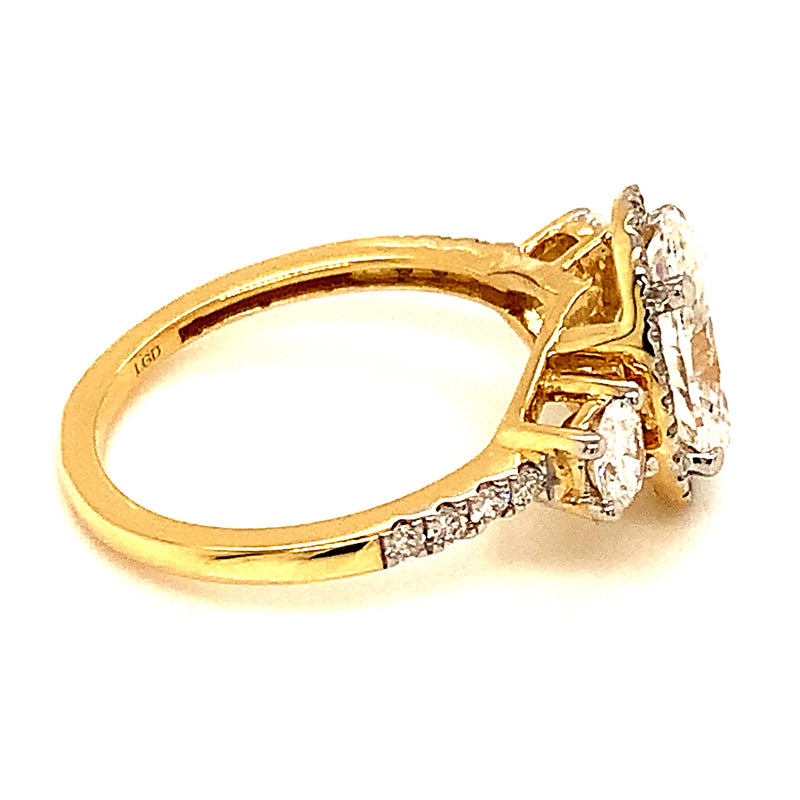 (LD)  Anillo con diamantes de laboratorio en oro amarillo 14kt.