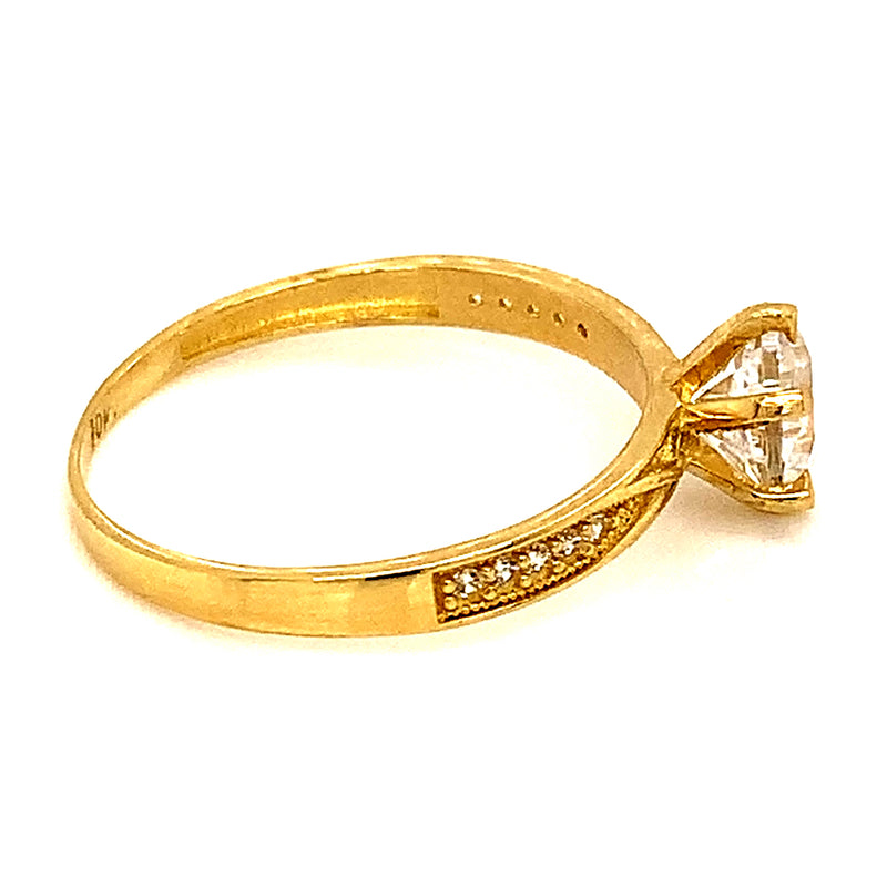 Anillo con circones en oro amarillo 10kt.