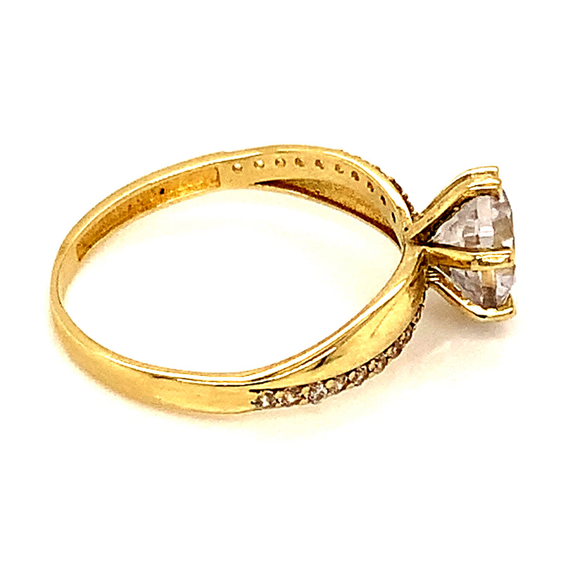 Anillo con circones en oro amarillo 10kt.