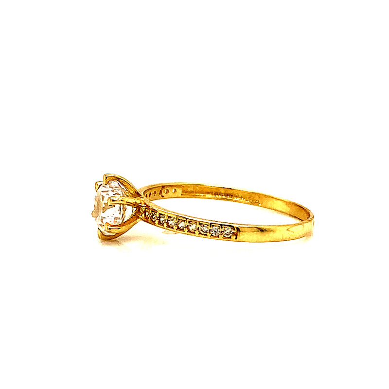 Anillo con circones en oro amarillo 10kt.