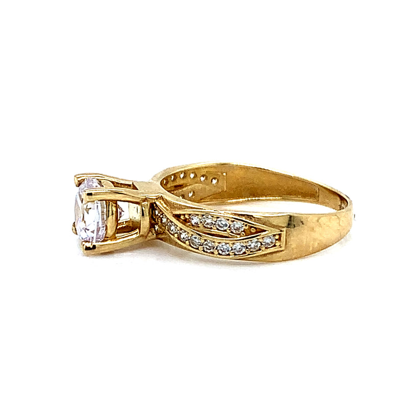 Anillo con circones en oro amarillo 10kt.