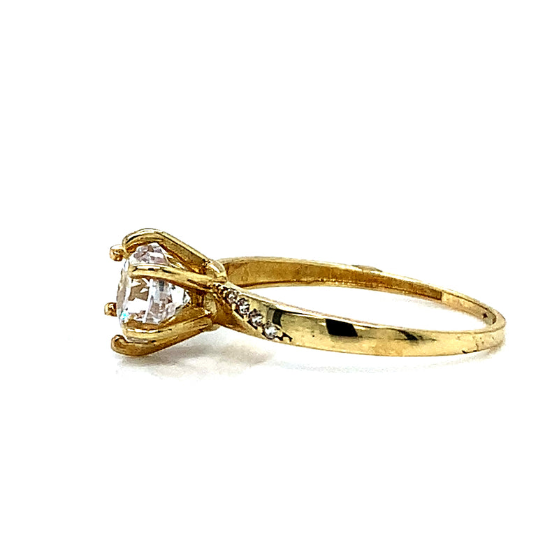 Anillo con circones en oro amarillo 10kt.