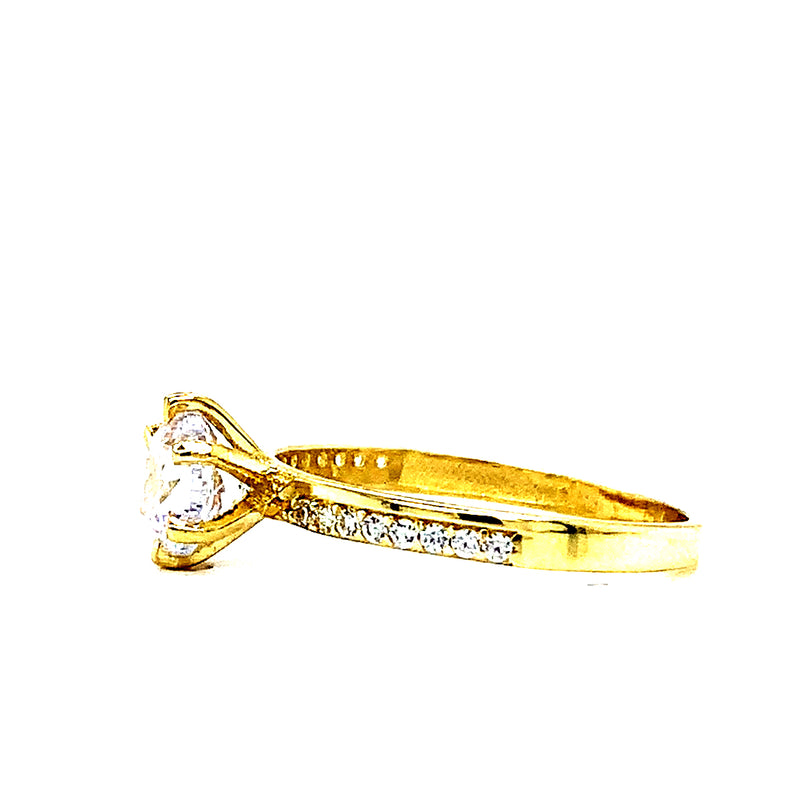 Anillo con circones en oro amarillo 10kt.