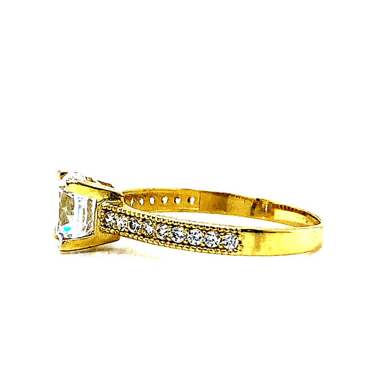 Anillo con circones en oro amarillo 10kt.