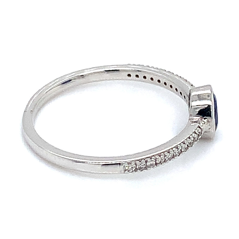 Anillo de Zafiro con Diamantes en oro blanco 14k.