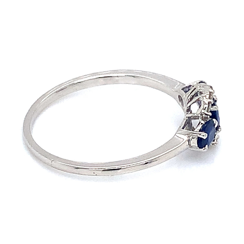 Anillo de Zafiros con Diamantes en oro blanco 14k.