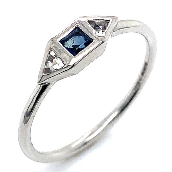 Anillo de Zafiros en oro blanco 14k.