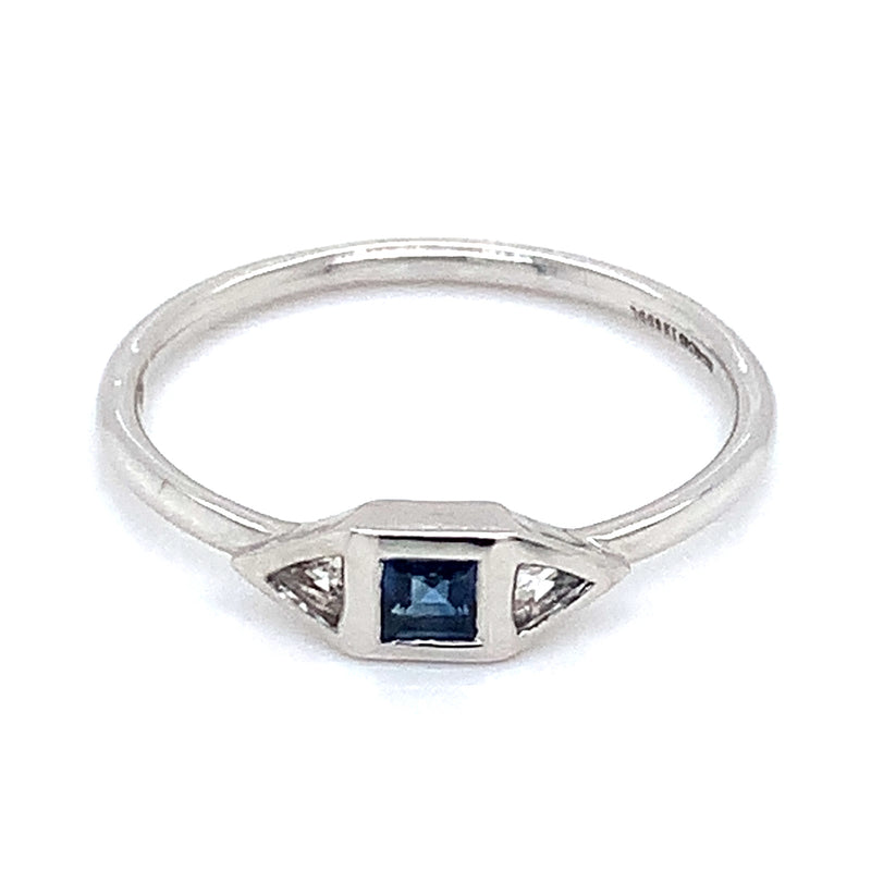 Anillo de Zafiros en oro blanco 14k.