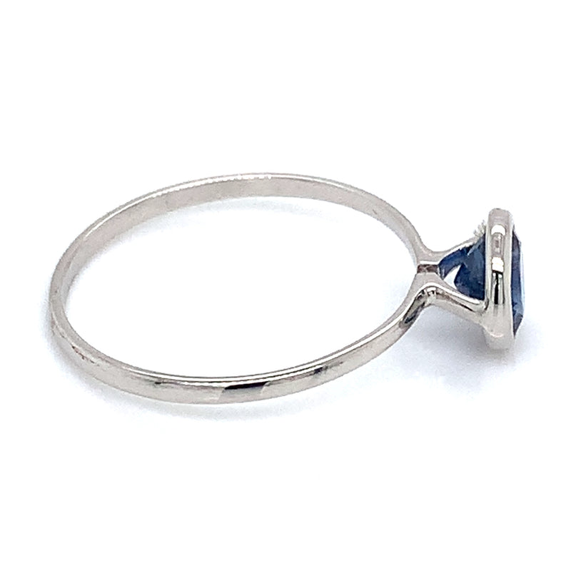 Anillo de Zafiro en oro blanco 14k.