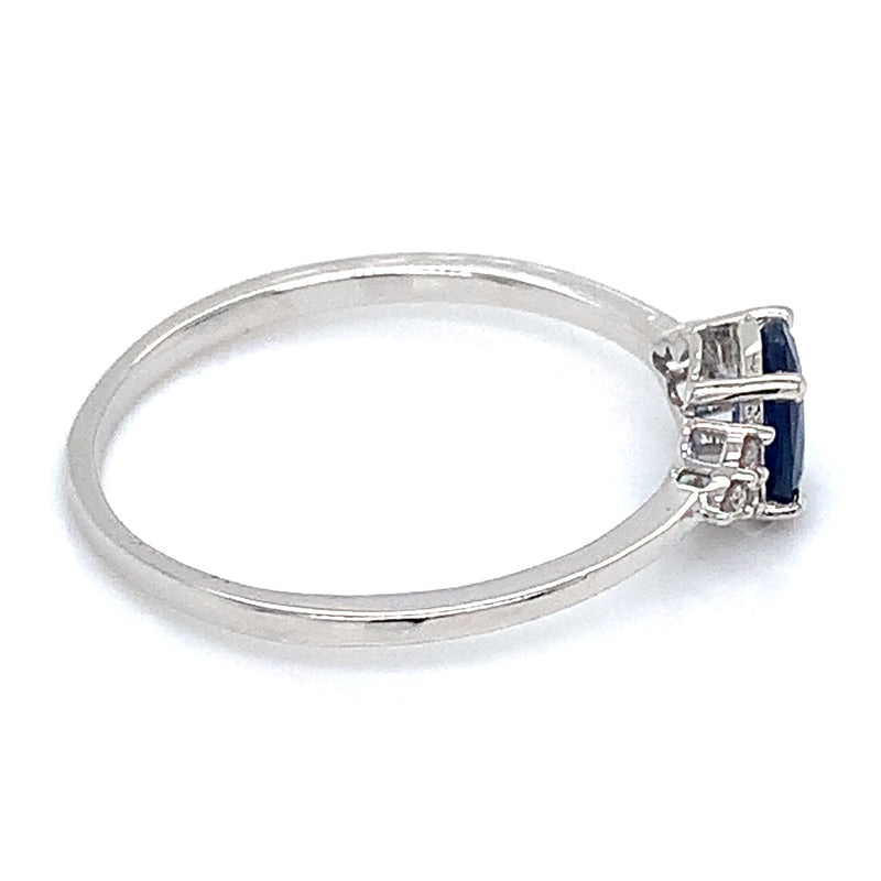 Anillo de Zafiros con Diamantes en oro blanco 14k.