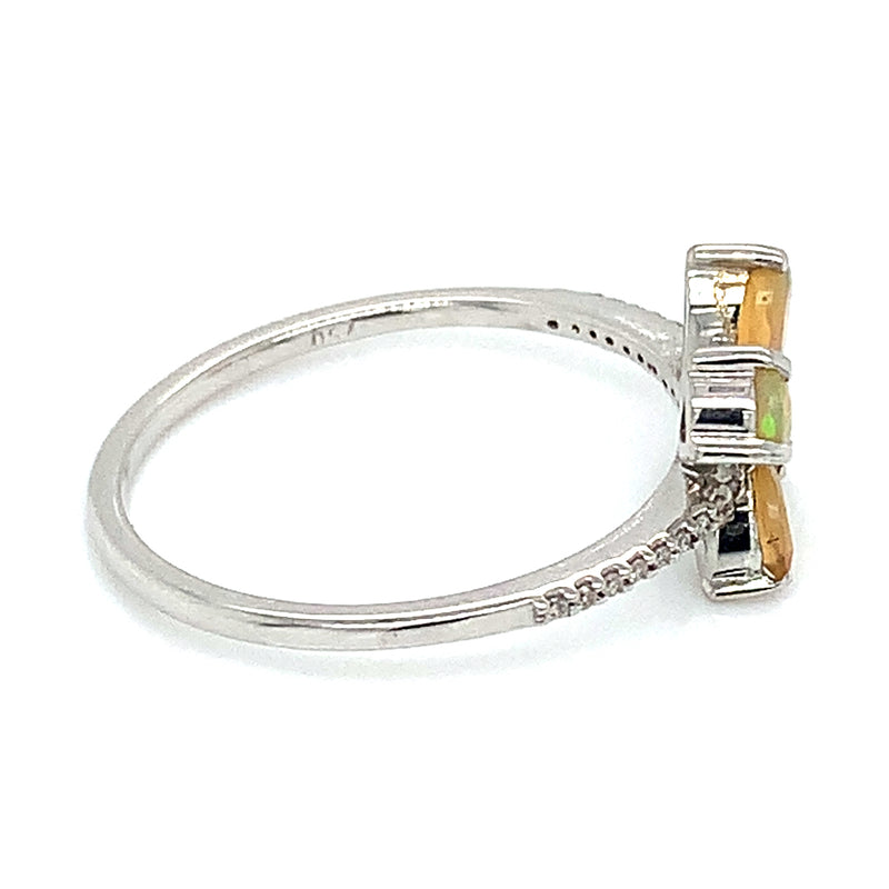 Anillo de Ópalo con diamantes en oro blanco 14k.