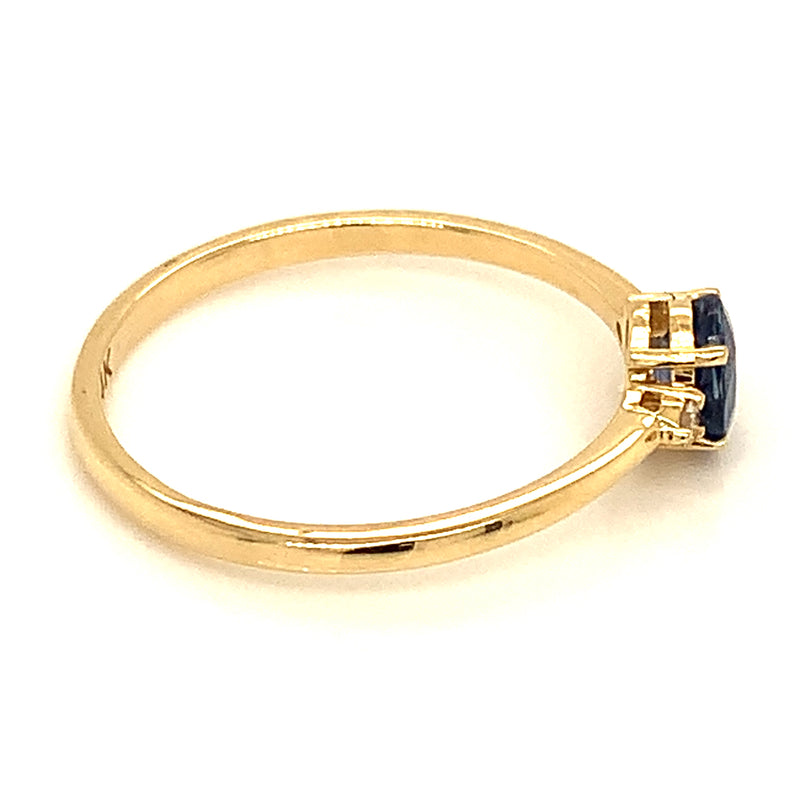 Anillo de Zafiro con diamantes en oro amarillo 14k.
