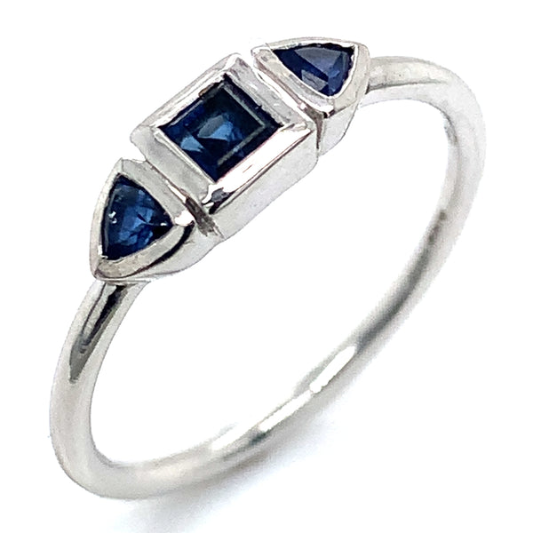Anillo de Zafiros en oro blanco 14k.