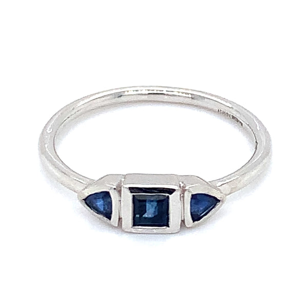 Anillo de Zafiros en oro blanco 14k.