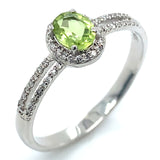 Anillo de Peridoto con diamantes en oro blanco 14k.